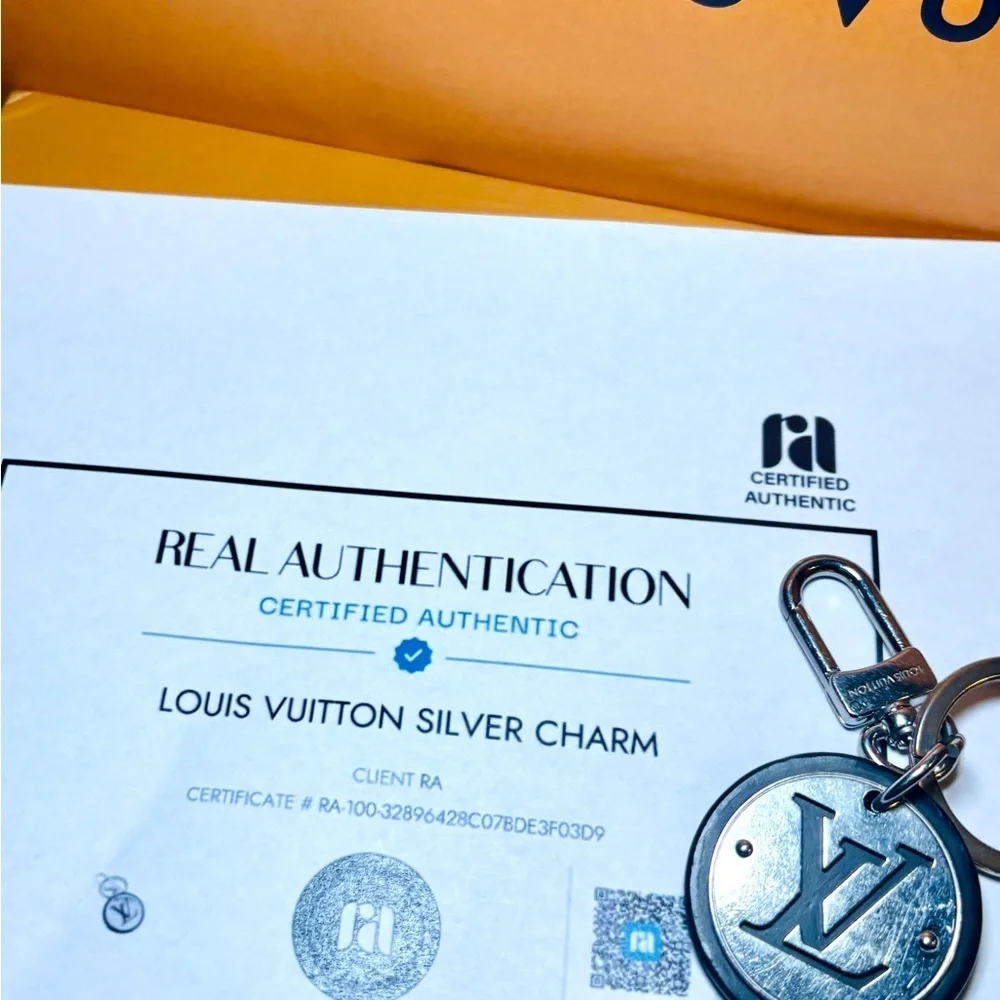 Louis Vuitton LV Circle Keychain / Bag Charm – Authentic - Picture 7 of 12